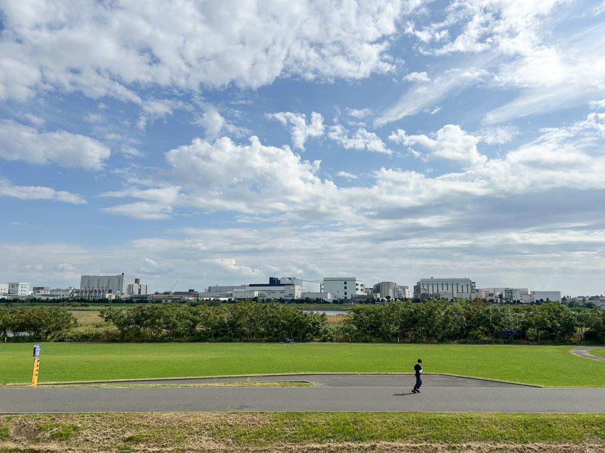 大田区南六郷の賃貸物件/ベランダからの眺め。奥にはうっすら多摩川も見えます。