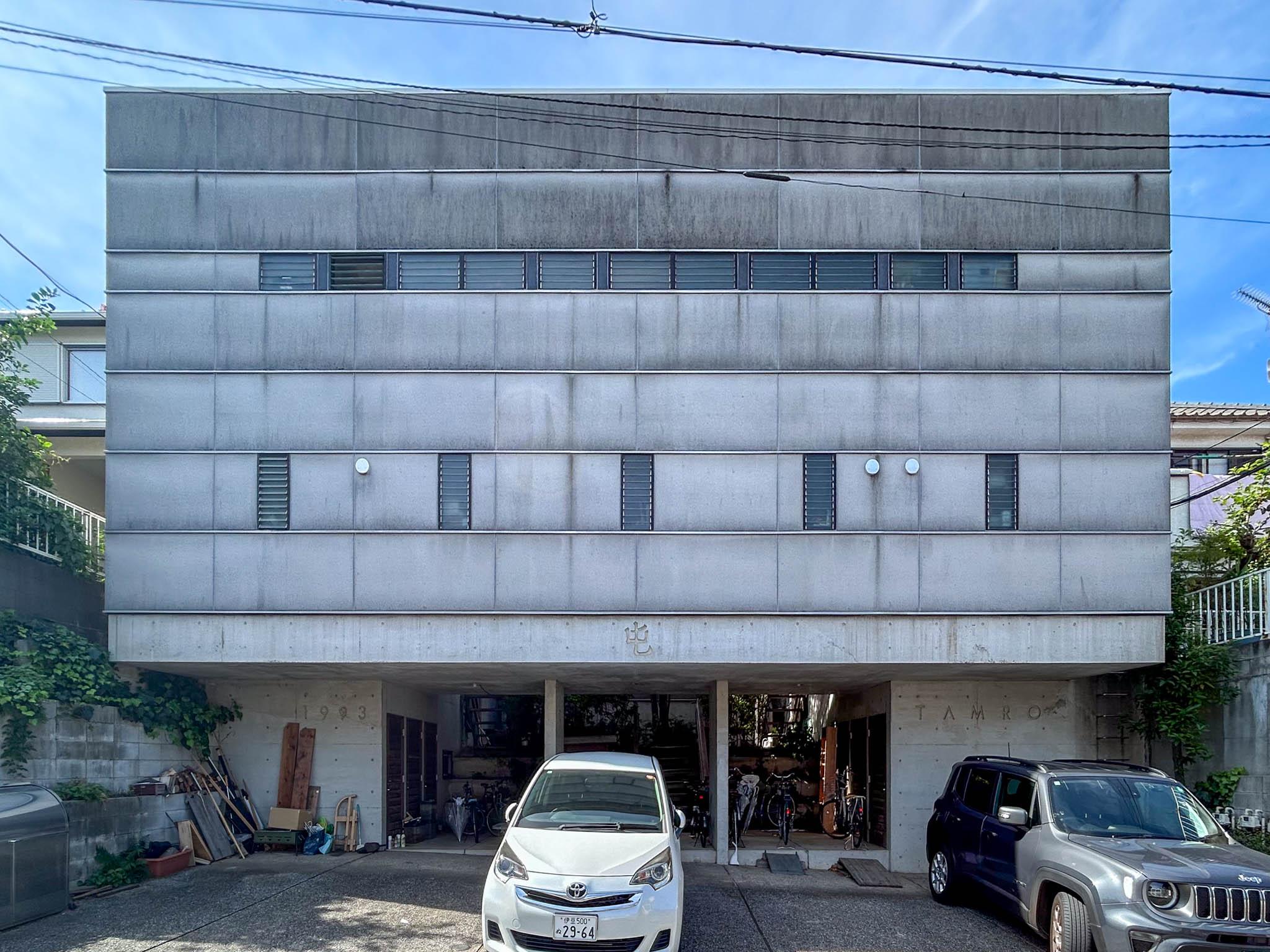 北区西が丘の賃貸物件/無機質で城壁のような外観
