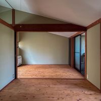 北区西が丘の賃貸物件/2階：高いところで2.8mほどある、勾配天井の寝室