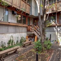 北区西が丘の賃貸物件/木漏れ日がきれい入る中庭。ベンチがあったりして、ちょっとした井戸端会議ができそう（本当に井戸あります）