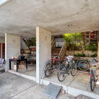 北区西が丘の賃貸物件/駐輪場はこのあたり。住人の私物が置きっぱなしになっていて、やや雑然としています