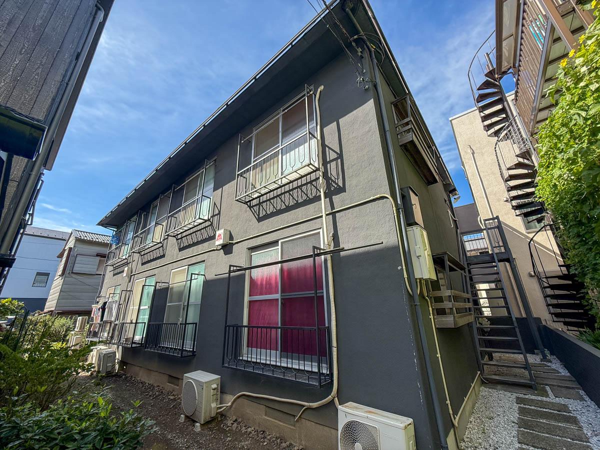 川崎市幸区戸手の賃貸物件/外観。いわゆるアパートという形ですが、塗装もされ、綺麗に整備された感じが◎