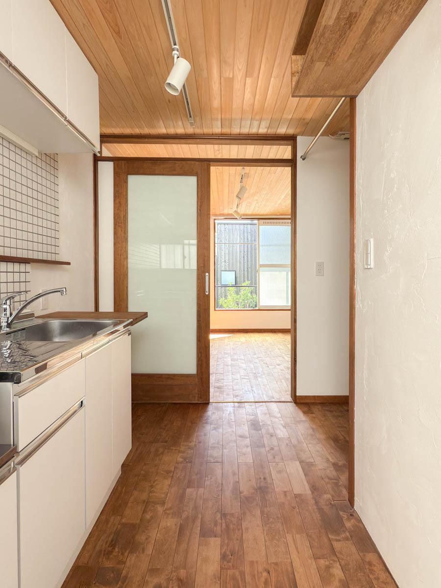 川崎市幸区戸手の賃貸物件/玄関入って。木の床天井、漆喰の壁がお出迎え。木＋ガラスの扉も造作でかわいいです