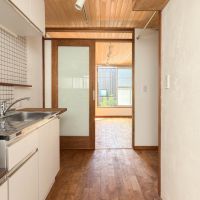 川崎市幸区戸手の賃貸物件/玄関入って。木の床天井、漆喰の壁がお出迎え。木＋ガラスの扉も造作でかわいいです
