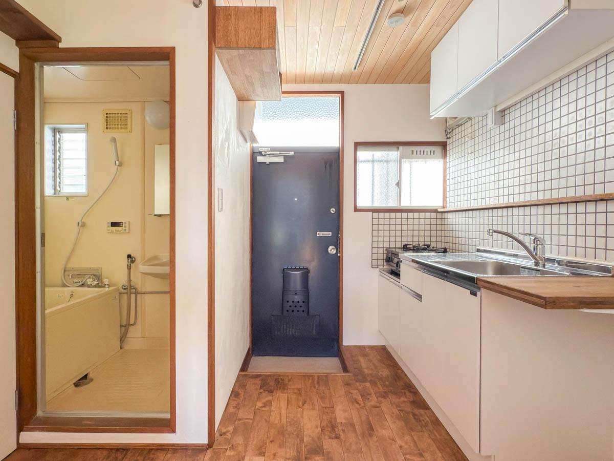 川崎市幸区戸手の賃貸物件/玄関を反対のアングルで。キッチンにはガスコンロが用意されています
