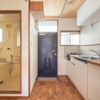 川崎市幸区戸手の賃貸物件/玄関を反対のアングルで。キッチンにはガスコンロが用意されています