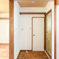 川崎市幸区戸手の賃貸物件/正面扉がトイレ、右手が浴室。ハンガーパイプがついていて、カーテンで脱衣所を作ったり、部屋干しスペースにできたり