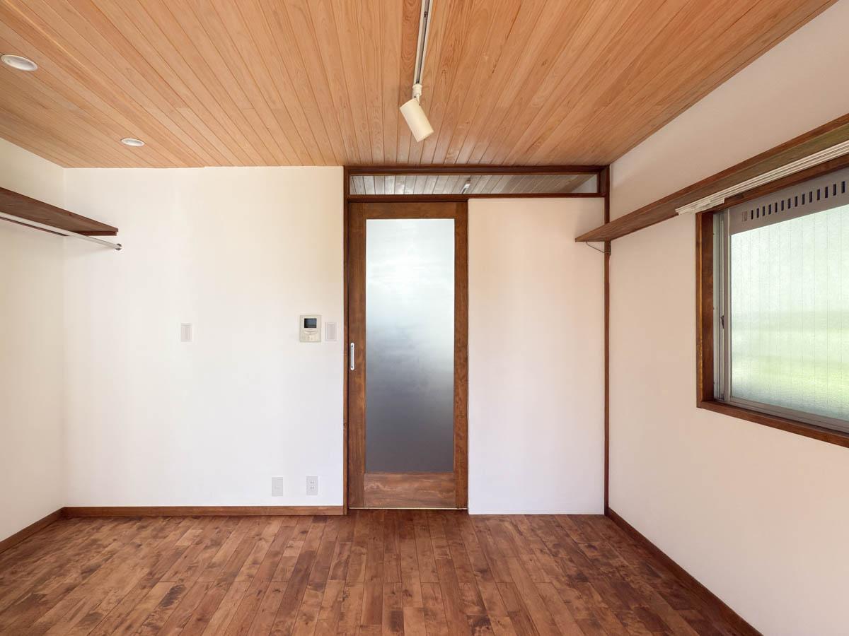 川崎市幸区戸手の賃貸物件/造作の扉、上部の明かり取りの窓などが素敵なデザイン