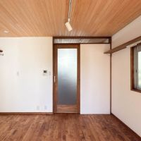 川崎市幸区戸手の賃貸物件/造作の扉、上部の明かり取りの窓などが素敵なデザイン