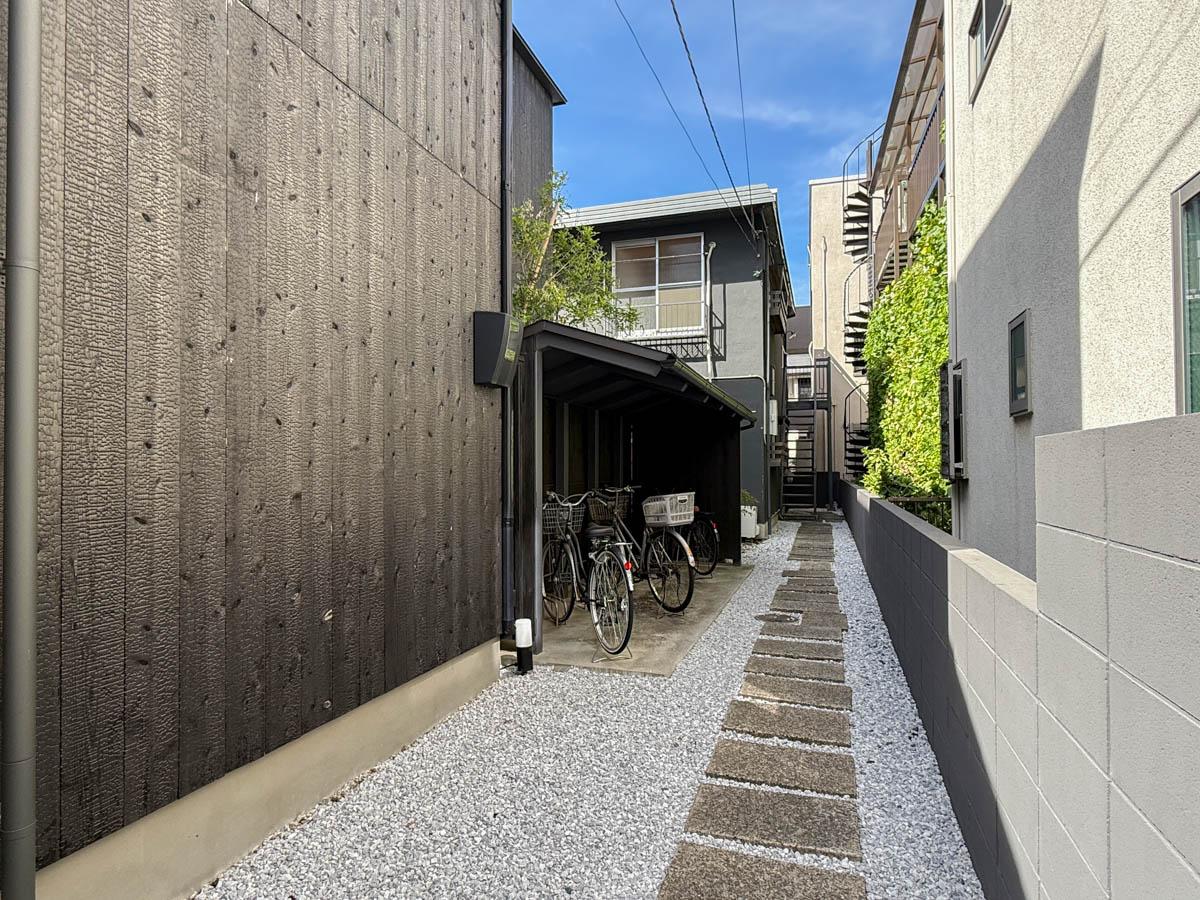川崎市幸区戸手の賃貸物件/雰囲気のあるアプローチの先に建物が待っています。駐輪場は屋根付き