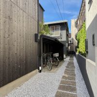 川崎市幸区戸手の賃貸物件/雰囲気のあるアプローチの先に建物が待っています。駐輪場は屋根付き