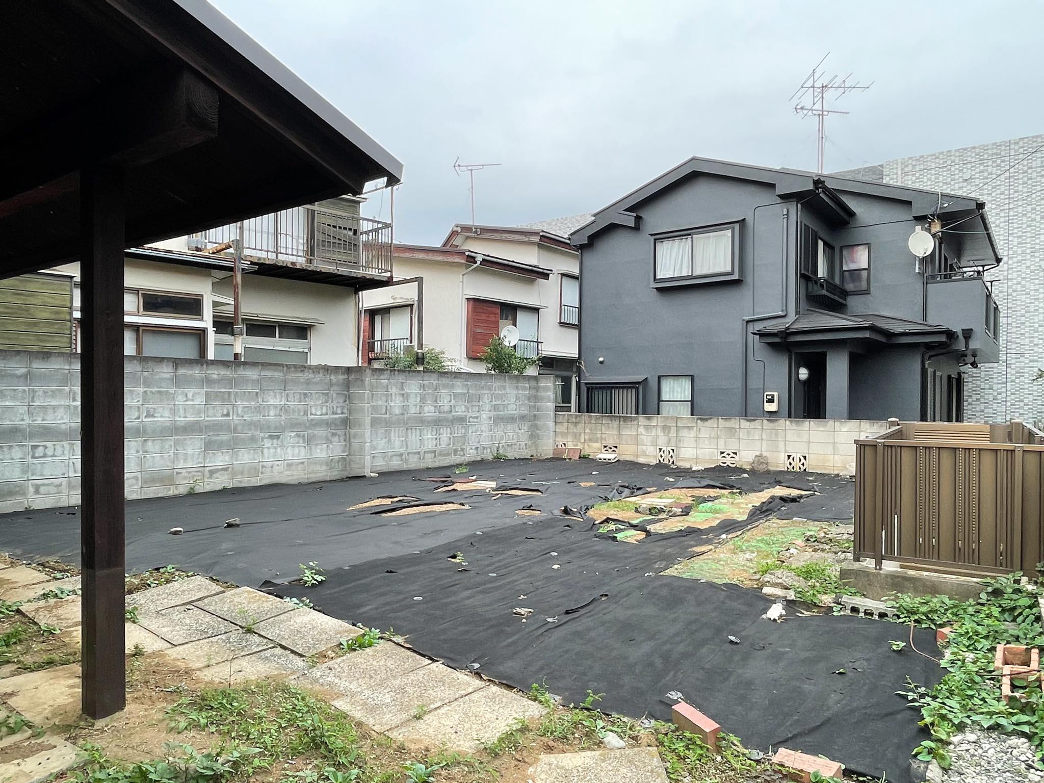 練馬区錦の賃貸物件/戸建の東側に特大の庭。現在はシートが敷かれています