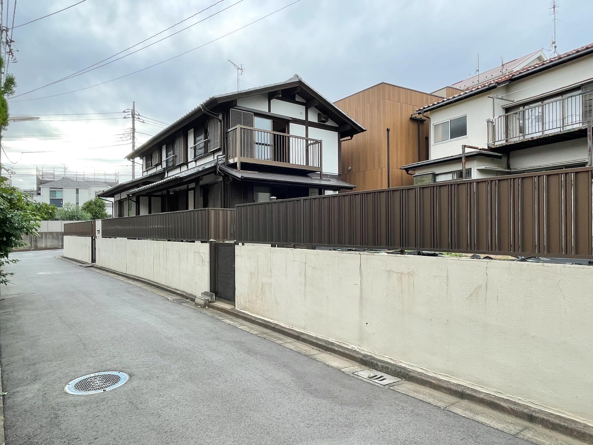 練馬区錦の賃貸物件/前面道路から。1段上がっています