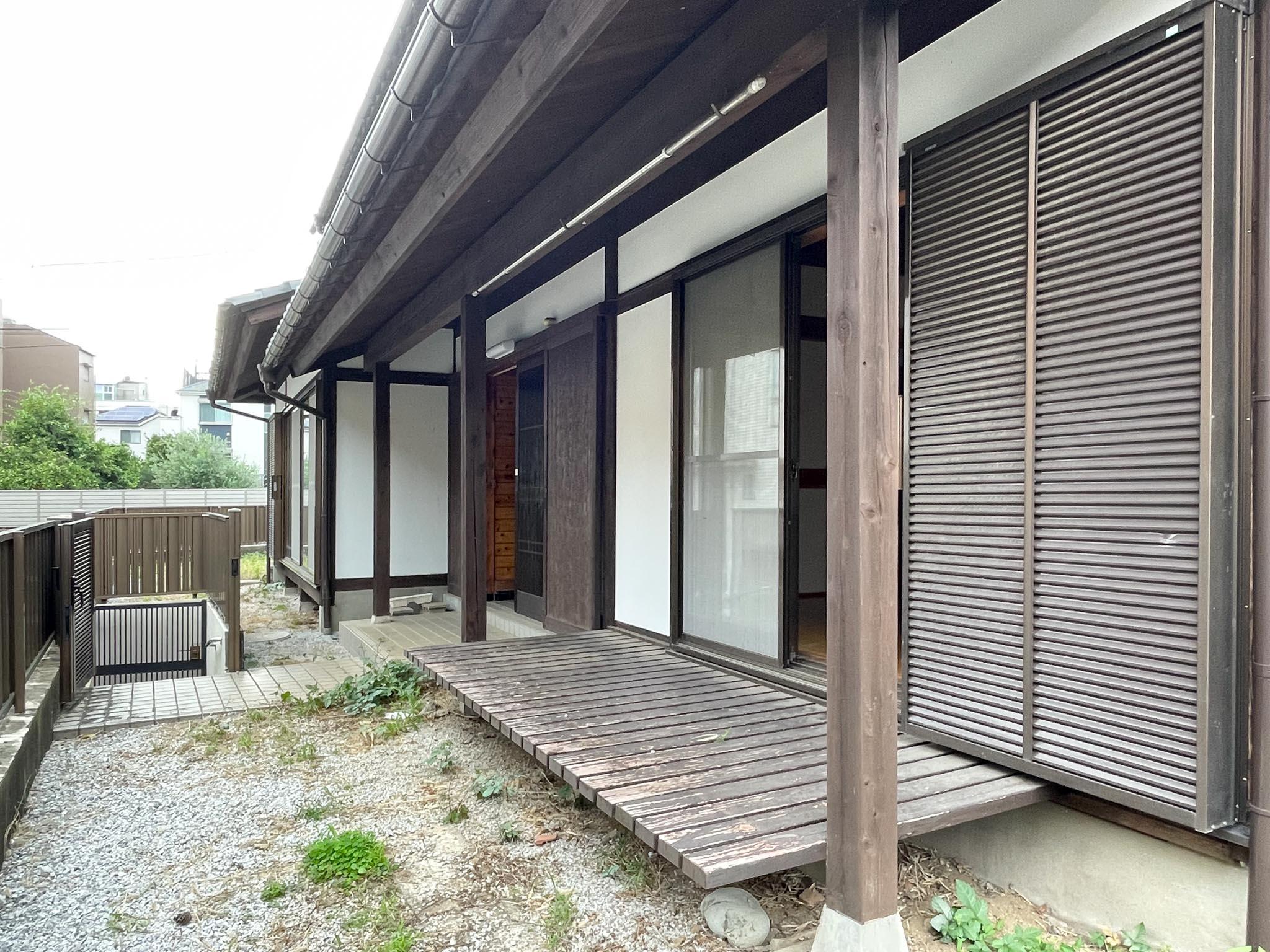 練馬区錦の賃貸物件/リビングの前に縁側があります。砂利の部分は植物を並べると、リビングから見えてよさそうです