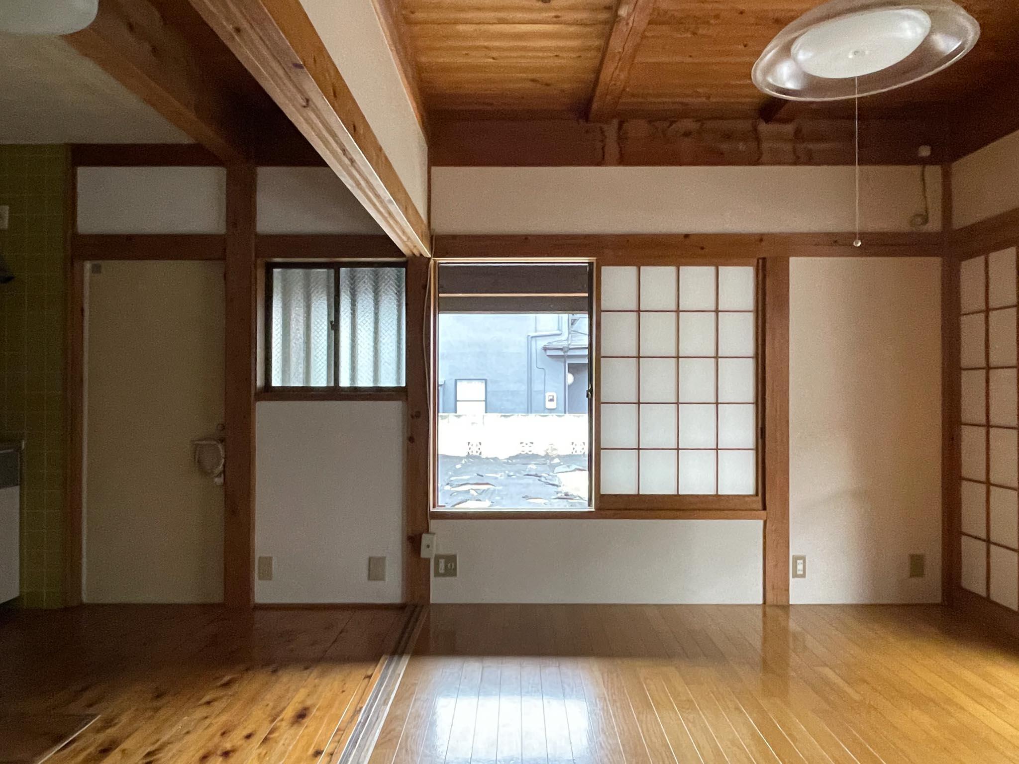 練馬区錦の賃貸物件/下階：東の窓から庭が見えます。遊んでいる子供をリビングから見守ることも