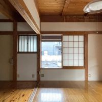 練馬区錦の賃貸物件/下階：東の窓から庭が見えます。遊んでいる子供をリビングから見守ることも