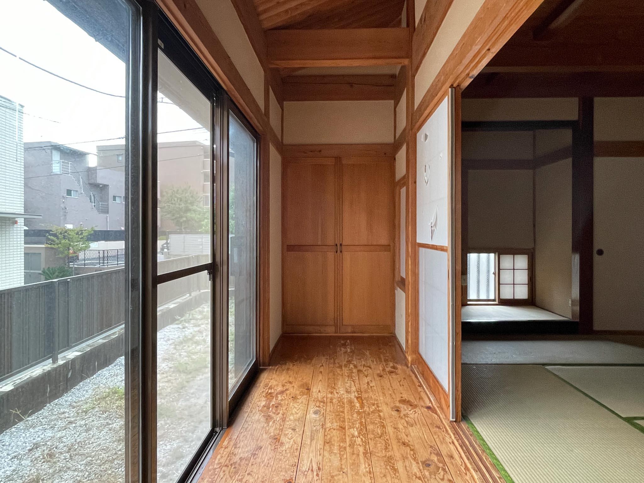 練馬区錦の賃貸物件/下階：和室の前にサンルーム。奥の扉は収納です
