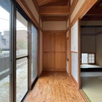 練馬区錦の賃貸物件/下階：和室の前にサンルーム。奥の扉は収納です