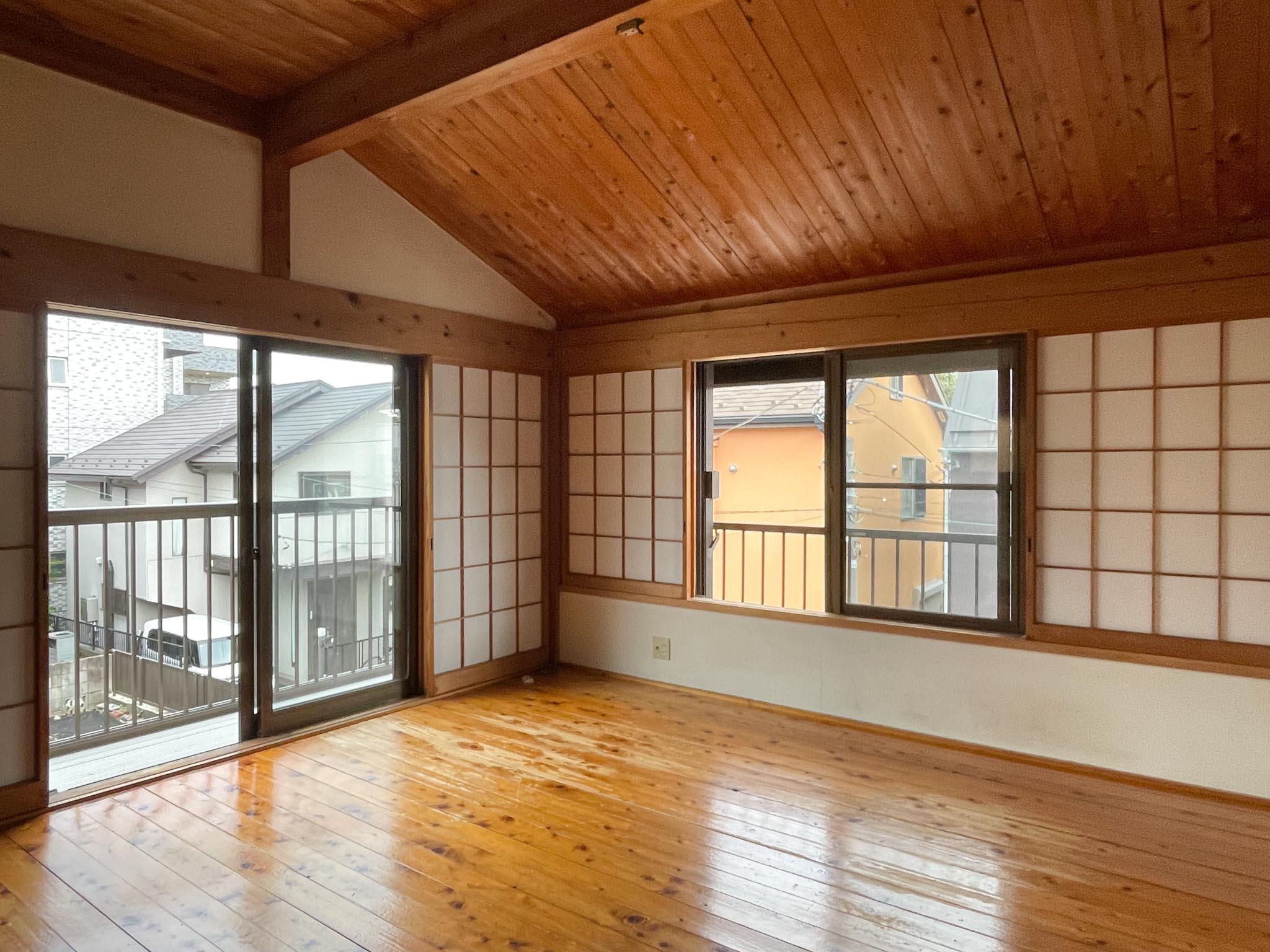 練馬区錦の賃貸物件/上階、8畳洋室：上階の天井は全て勾配天井になっています