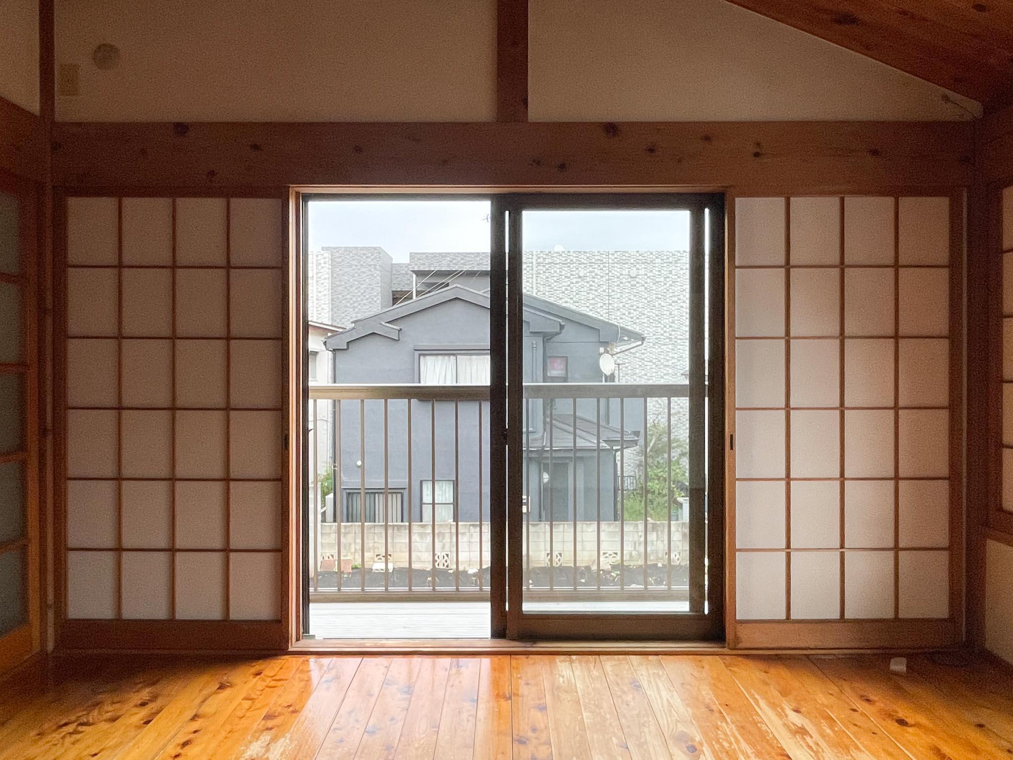 練馬区錦の賃貸物件/上階、8畳洋室：バルコニーの先に庭が見えます