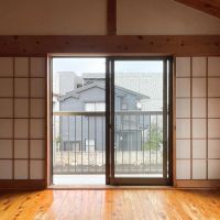 練馬区錦の賃貸物件/上階、8畳洋室：バルコニーの先に庭が見えます