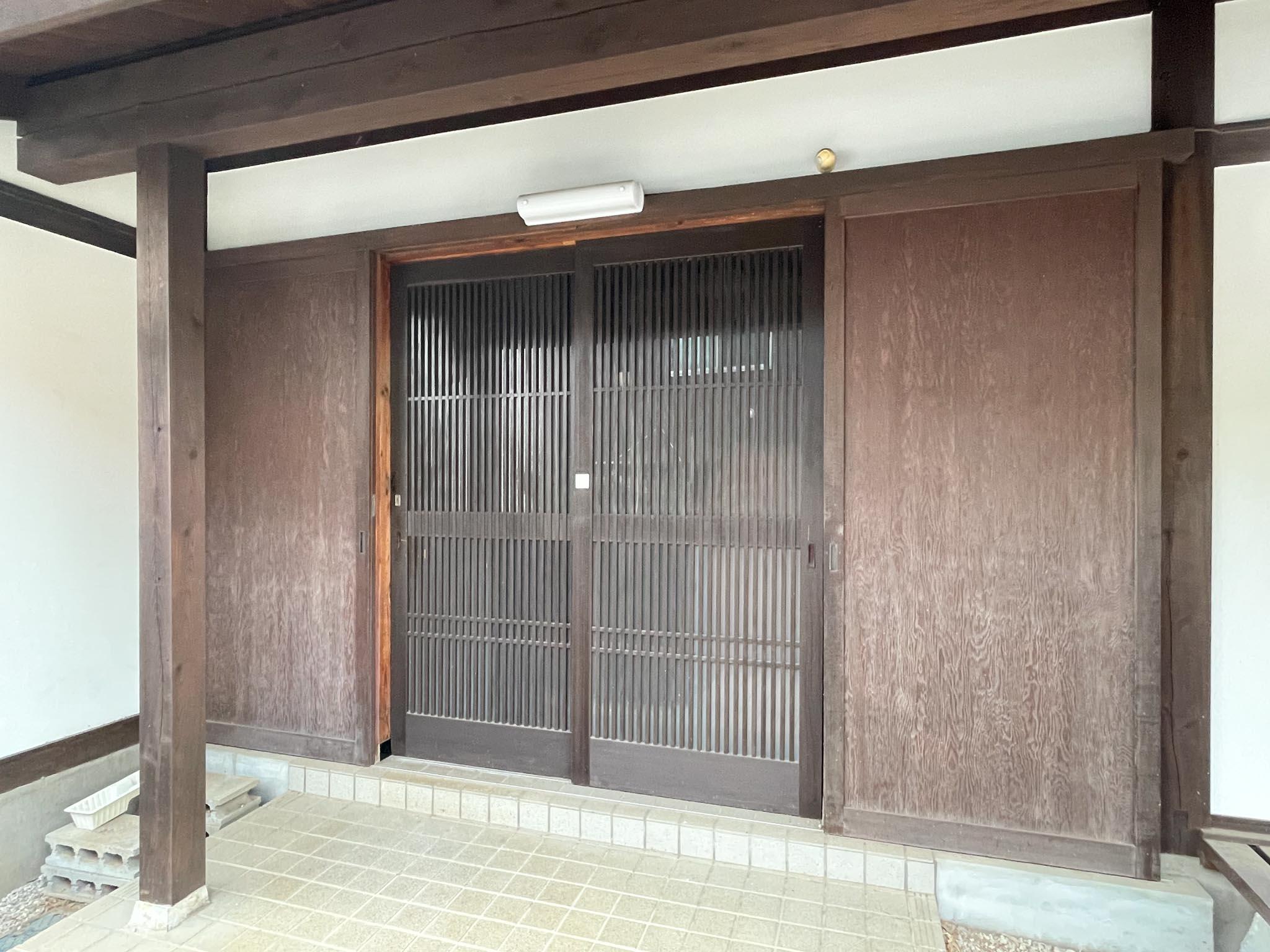 練馬区錦の賃貸物件/玄関の構えも立派。でも、鍵は脆弱です