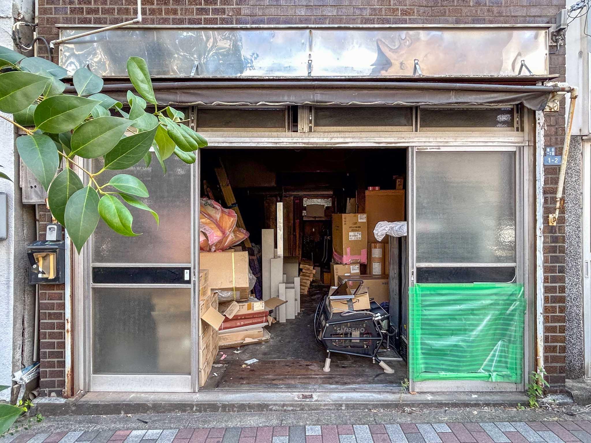 江東区福住の賃貸物件/出入口。以前の用途は内装業の倉庫　※中にある荷物は全て撤去して引渡し