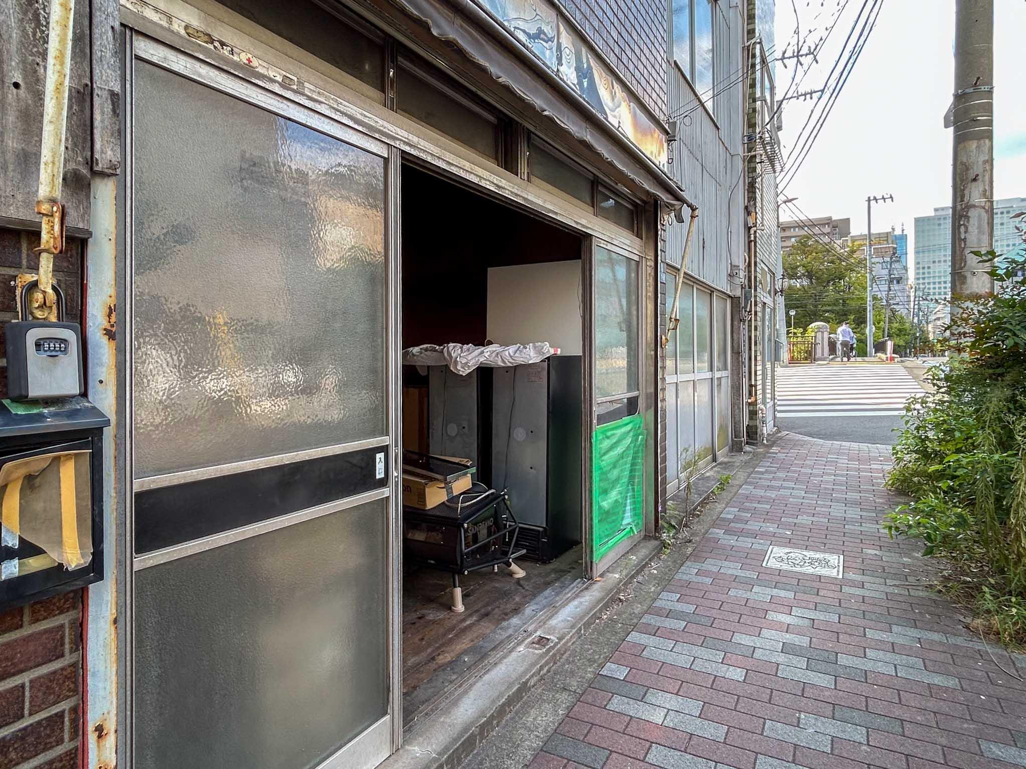 江東区福住の賃貸物件/昔ながらのガラス戸。シャッターはありません