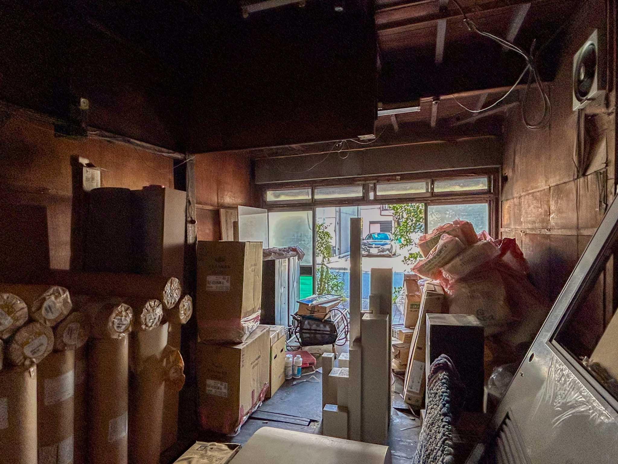 江東区福住の賃貸物件/1階：荷物で見えにくいですが、壁や床のあちこちに傷みがみられます