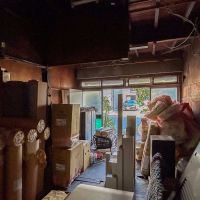 江東区福住の賃貸物件/1階：荷物で見えにくいですが、壁や床のあちこちに傷みがみられます
