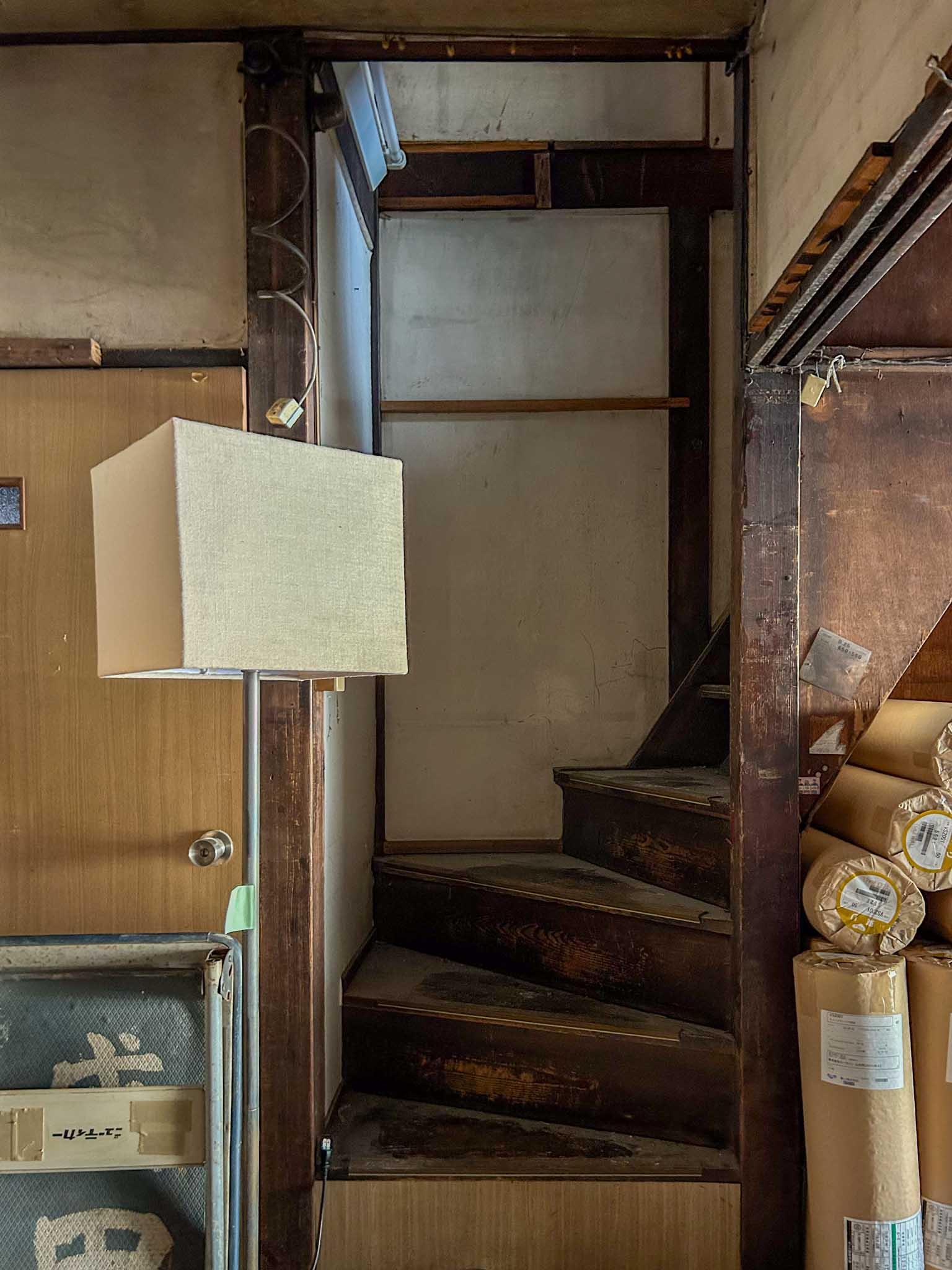 江東区福住の賃貸物件/1階：トイレの隣に階段