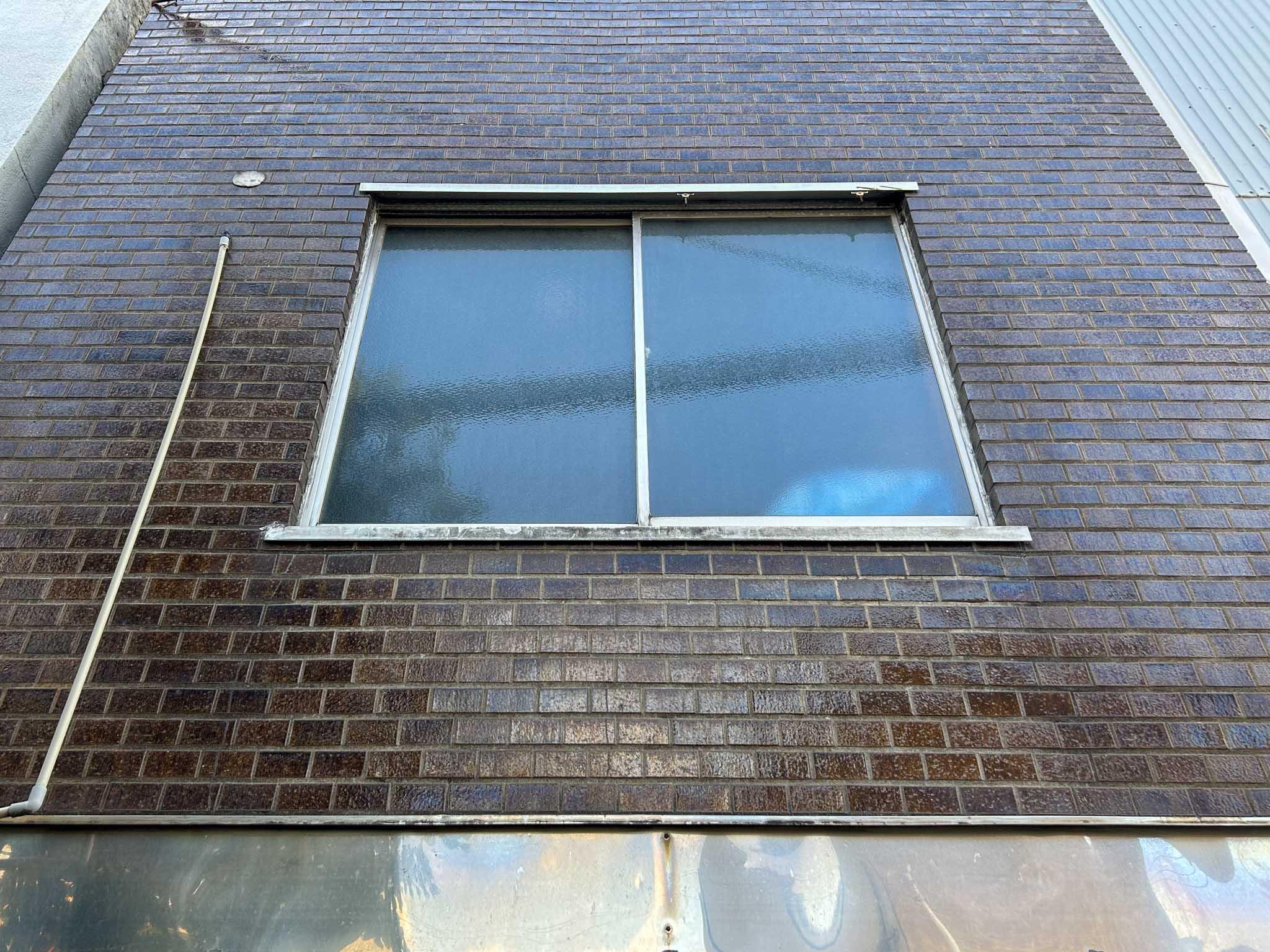 江東区福住の賃貸物件/下から見たタイル。渋い色味がたまりません