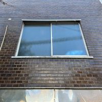 江東区福住の賃貸物件/下から見たタイル。渋い色味がたまりません