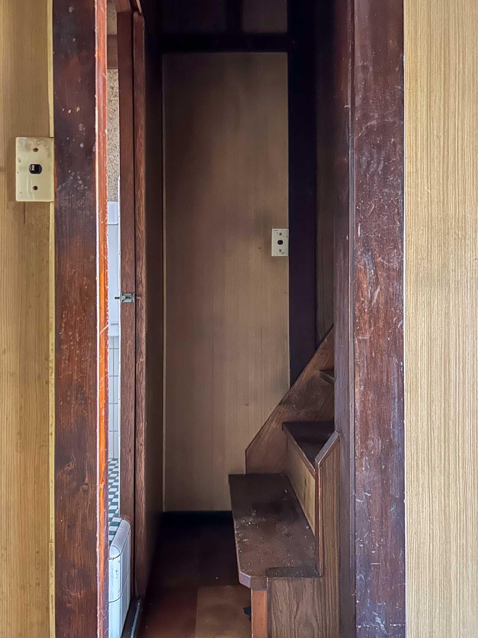 江東区福住の賃貸物件/2階：トイレの前にある秘密の階段