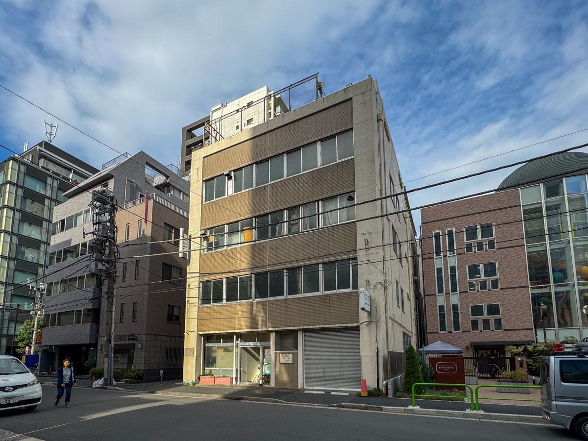 千代田区神田神保町の賃貸物件/渋い外観。あまりメンテナンスされていない、リアルな古さが良いです