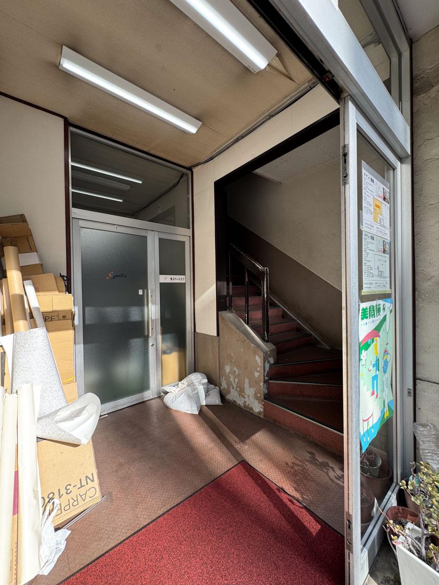 千代田区神田神保町の賃貸物件/出入り口は1階テナントの荷物が置いてあったりと、やや雑然とした雰囲気