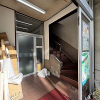 千代田区神田神保町の賃貸物件/出入り口は1階テナントの荷物が置いてあったりと、やや雑然とした雰囲気