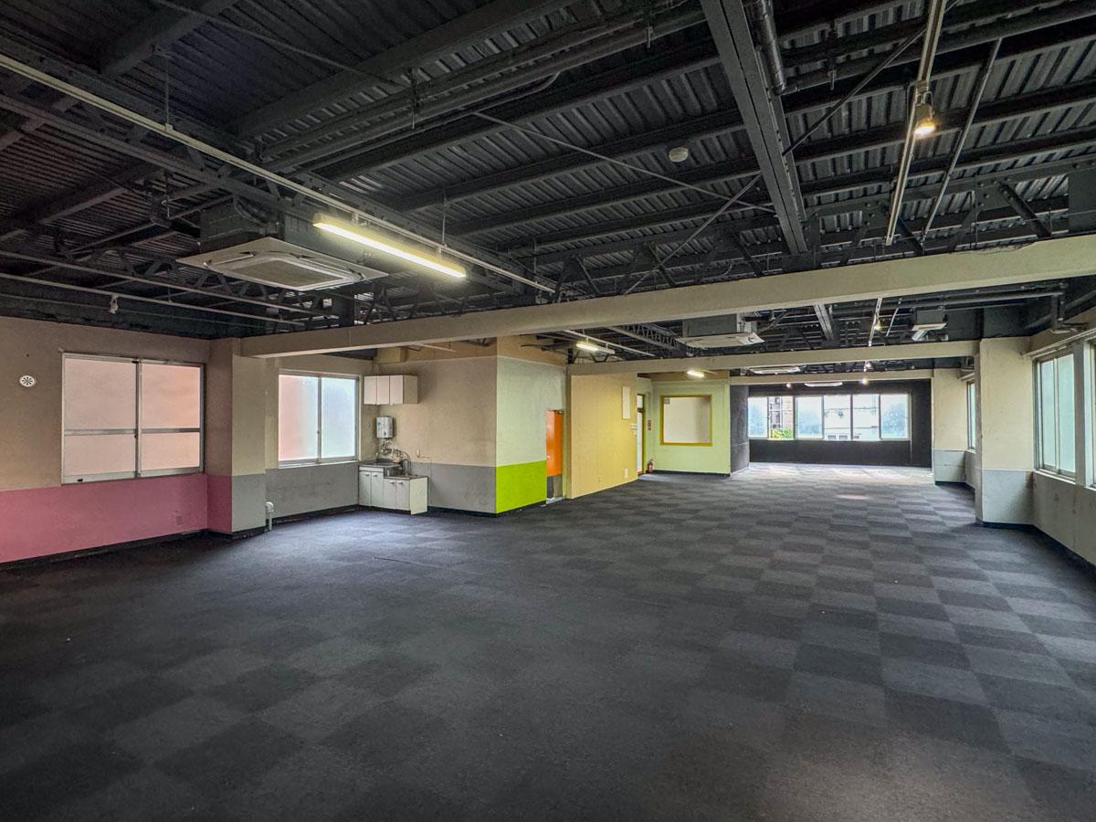 千代田区神田神保町の賃貸物件/室内の奥から通り側を眺めた図。この物件の広さが良く伝わるかと
