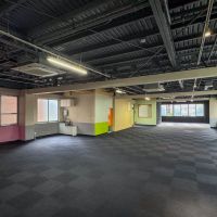 千代田区神田神保町の賃貸物件/室内の奥から通り側を眺めた図。この物件の広さが良く伝わるかと
