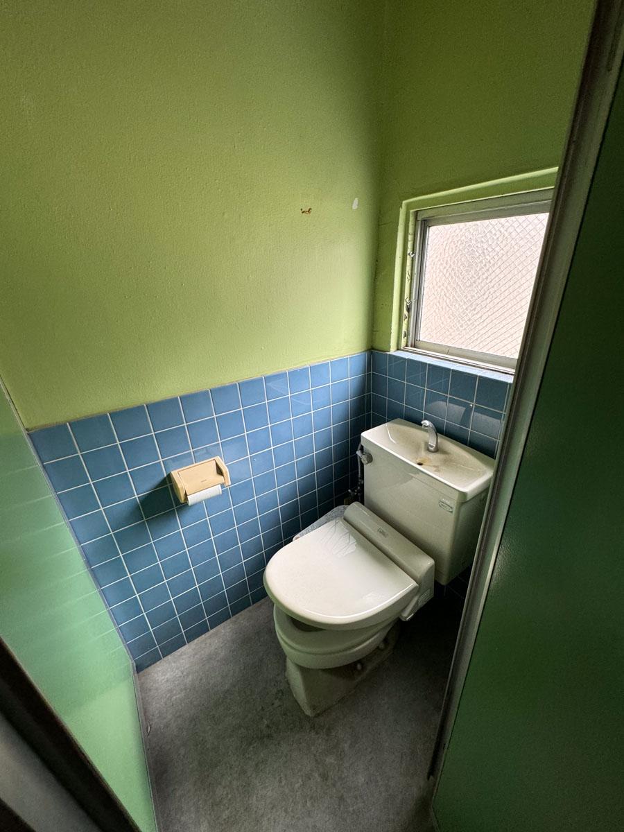 千代田区神田神保町の賃貸物件/洋式トイレが2ヶ所。男女別れていないので、古さもあり、改装は必須となりそう