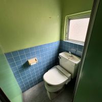 千代田区神田神保町の賃貸物件/洋式トイレが2ヶ所。男女別れていないので、古さもあり、改装は必須となりそう