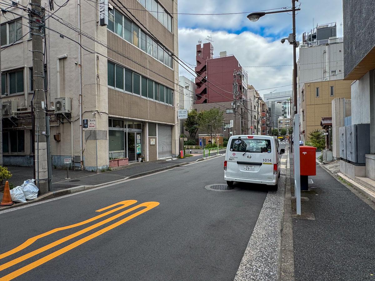 千代田区神田神保町の賃貸物件/前面道路は一方通行で道幅も広いので、一時的に駐車して荷物を出し入れするのに便利。パーキングメーターもこの通り沿いにあります