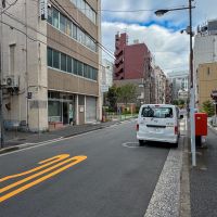 千代田区神田神保町の賃貸物件/前面道路は一方通行で道幅も広いので、一時的に駐車して荷物を出し入れするのに便利。パーキングメーターもこの通り沿いにあります