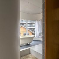 府中市清水が丘の賃貸物件/リビングから浴室をみる。床が一段上がっていて、ここで靴をぬぎます