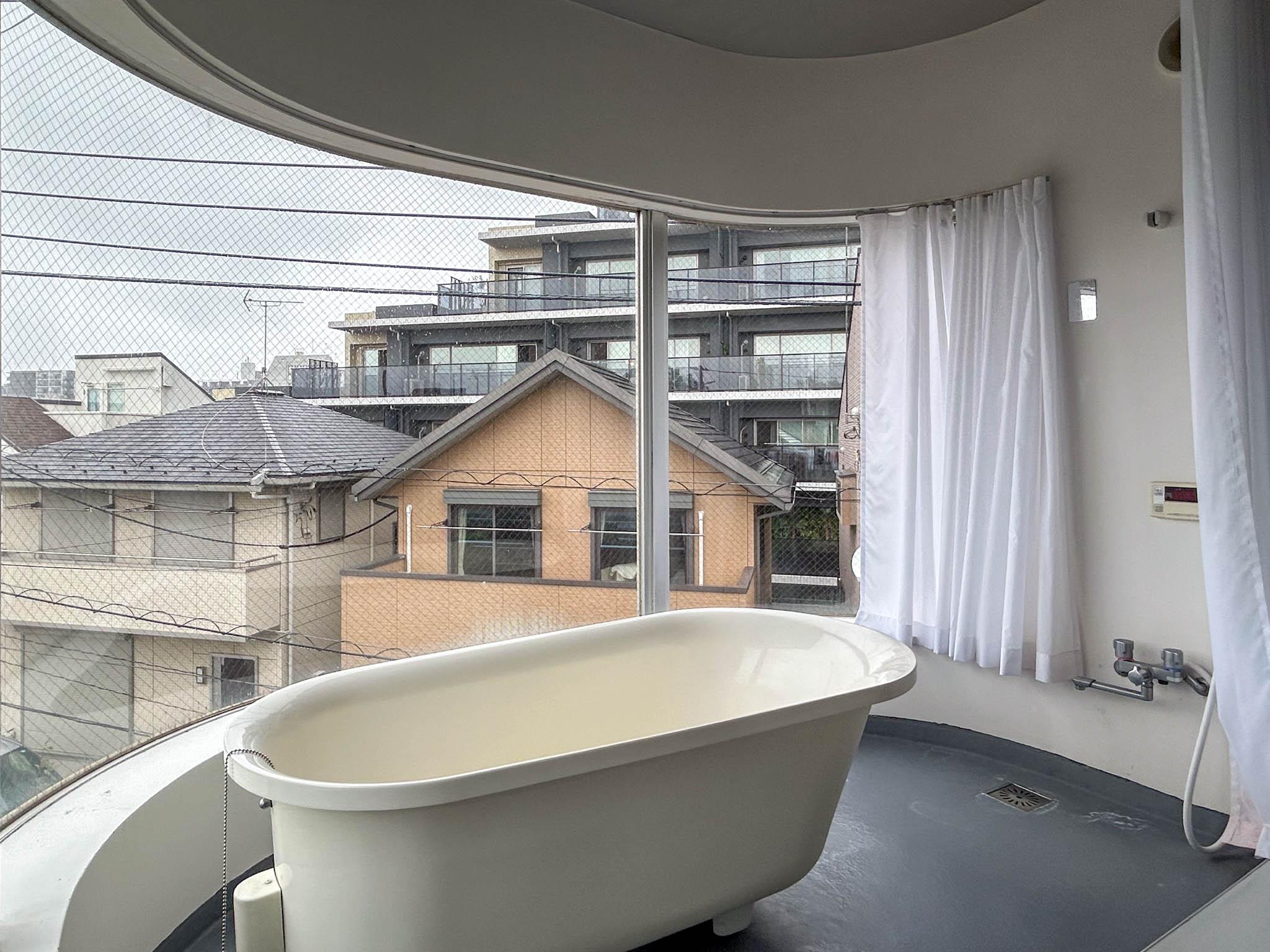 府中市清水が丘の賃貸物件/外から丸見えの浴室。カーテンがあるのでご安心を