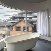 府中市清水が丘の賃貸物件/外から丸見えの浴室。カーテンがあるのでご安心を
