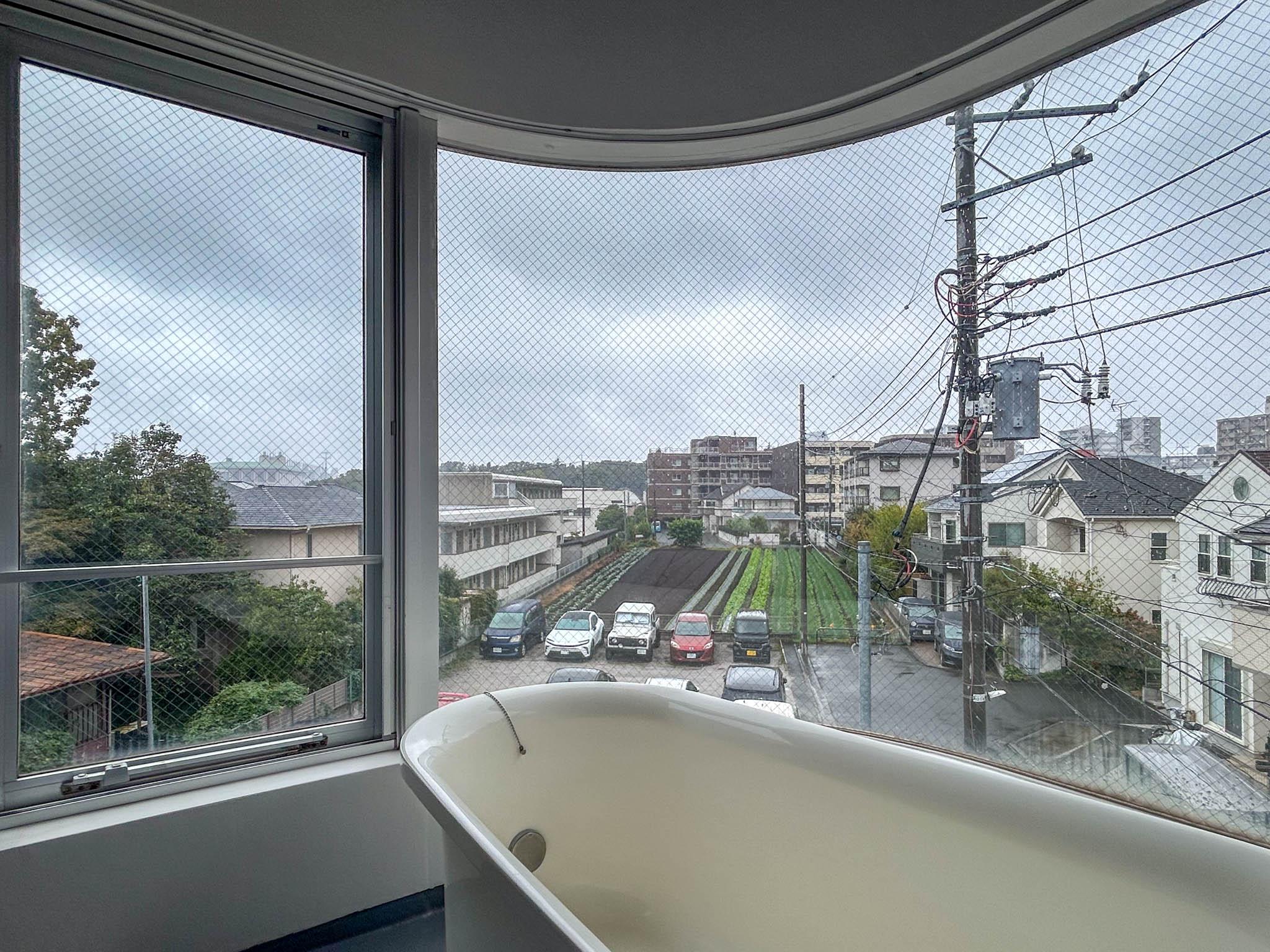 府中市清水が丘の賃貸物件/この角度であればあまり目線が気にならないので、一部だけカーテンを開けて使うのもありかも
