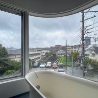 府中市清水が丘の賃貸物件/この角度であればあまり目線が気にならないので、一部だけカーテンを開けて使うのもありかも
