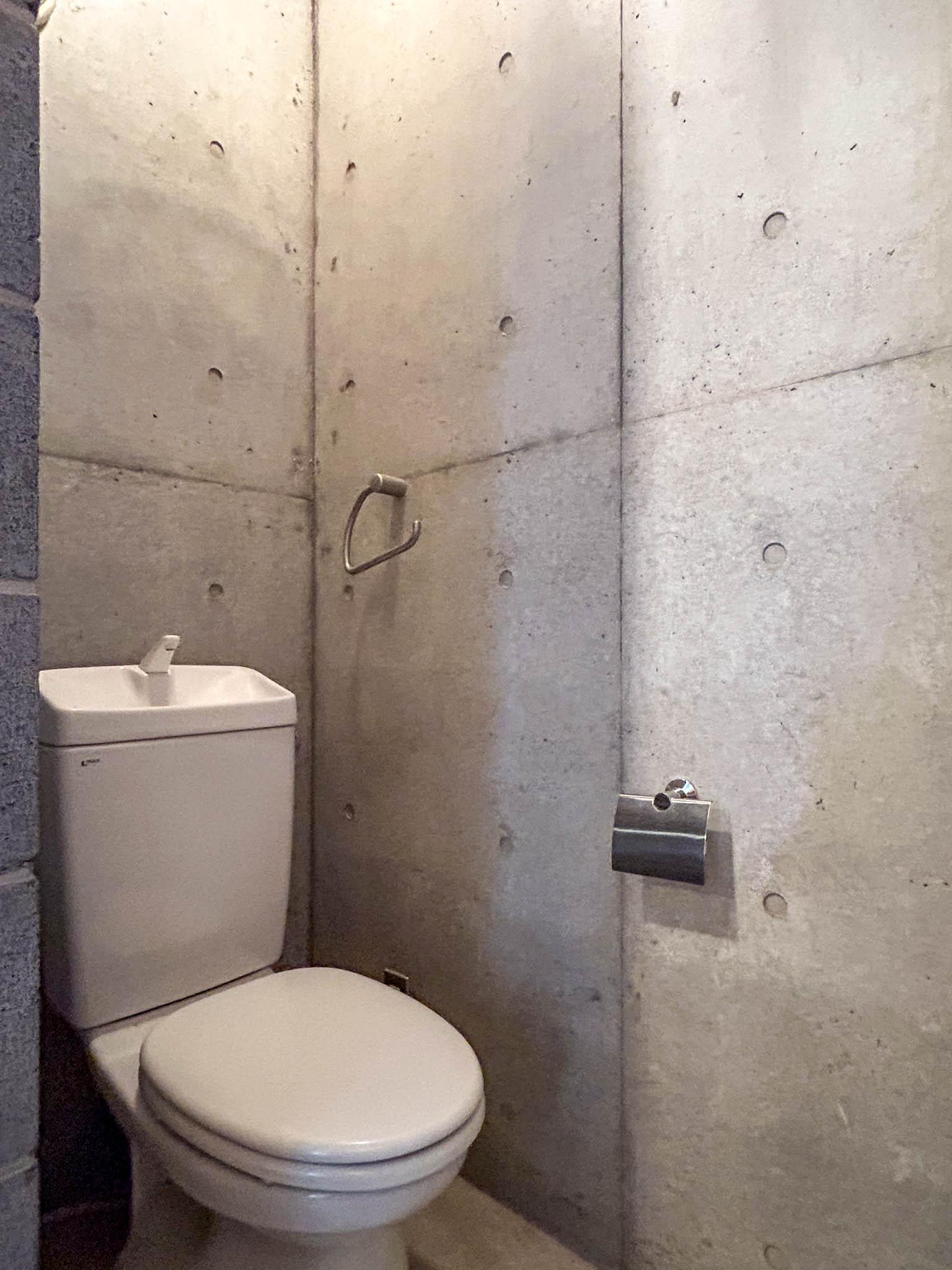 府中市清水が丘の賃貸物件/トイレ。コンセントがついているため、温水洗浄便座の設置は可能
