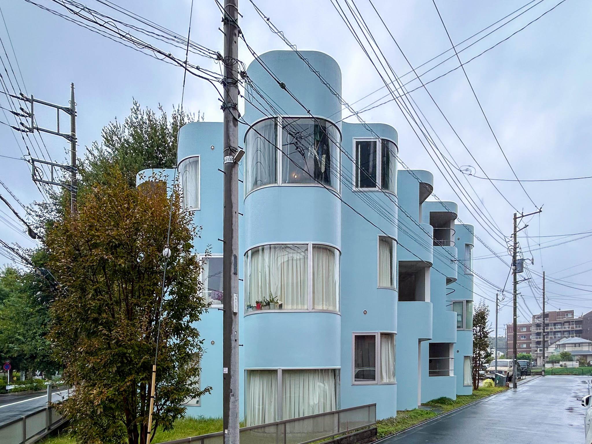 府中市清水が丘の賃貸物件/街角に突如として現れる、波打つフォルムが目を引く建物